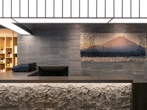 フロントデスクは24時間スタッフが常駐しております。