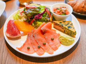 京都老舗パンビュッフェと日替わりプレートのご朝食(一例)