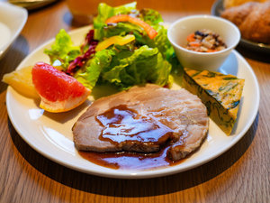 京都老舗パンビュッフェと日替わりプレートのご朝食(一例)