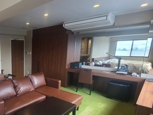 Room阿蘇くつろぎのソファーで阿蘇を一望。