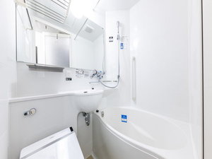 通常の浴槽より約20%の節水かつゆったり入浴できるアパホテルオリジナルユニットバス。