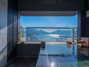 開放感あふれる展望風呂では、アルカリ単純泉が24時間入浴可能/展望風呂付エグゼクティブダブル