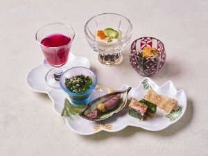 ・【春料理一例・前菜】赤紫蘇酢 筍土佐煮 二色寄せ サラダ春菊 蛍烏賊 等