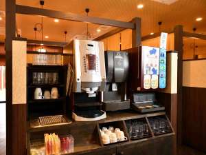 夕食・朝食は無料サービスのフリードリンクコーナー