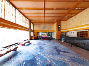 2018年春にリニューアルした、明るく開放的なフロントがお客様をお出迎え。落ち着いた空間で一休み。