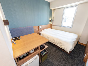 【エクストラルーム】140cm幅のワイドベッド+広々デスクのお部屋です