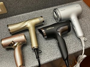 大浴場のドレッサーコーナーには4種類のドライヤーを完備しています
