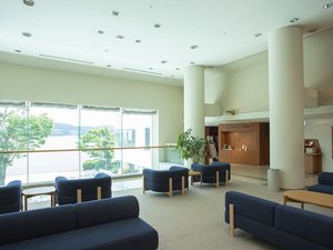 開放感溢れる明るいロビー