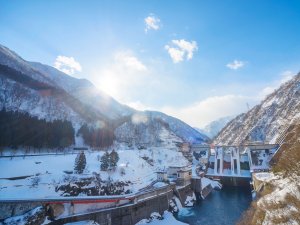 【景観】青と白のコントラストが美しく映える、雪化粧に包まれた絶景。冬の表情を浮かべる宇奈月ダム。