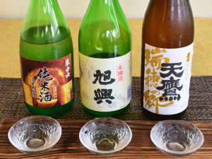 地酒三種。他アルコール類やソフトドリンクもご用意しております(別途料金)
