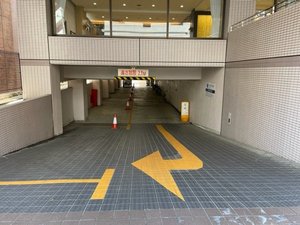 駐車場はチェックインでの先着順7台まで2,000円/泊。駐輪場は無料です。