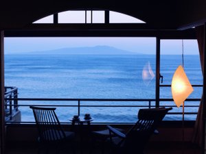 伊豆大島を正面に臨む眺望絶佳の宿　熱川館の写真