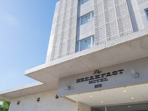ホテル棟:コンクリートの質感が映えるモダンな外観