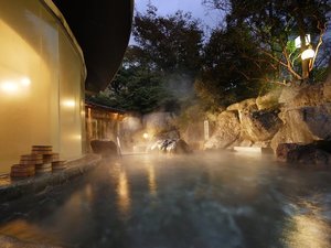 【龍神の湯(男性用)】巨岩と緑に囲まれた野天風呂