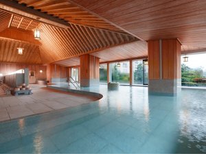 【下留の湯】檜が香る大浴場。低温・高温風呂やサウナをご用意。