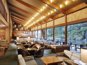 【ロビーラウンジ「エビアン」】四季折々の景色をたのしむ日本庭園
