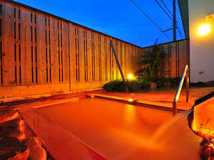 国民宿舎　松代荘：宿泊者専用温泉【福寿】の露天。星空と黄金色の湯のコントラストが美しい。