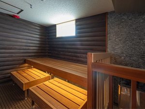 約80℃にキープされた定員4名のサウナ。(メンズ)