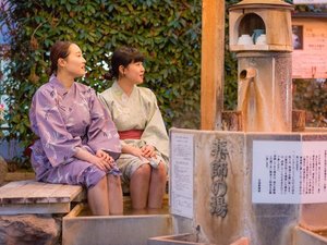 【三朝温泉】当館の玄関を出られましたらすぐ足湯がございます。