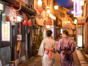 【三朝温泉】温泉街、夜の風景。温泉街の中心に位置するいわゆは夜歩きにも便利