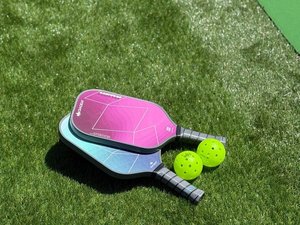 【ピックルボール】プラスティックボールを専用のパドルで打ち合うスポーツです