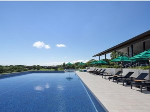 【2026年7月18日OPEN】ヒルトップハウス 夏季限定プール メインプール、キッズプール、ジャグジーを併設