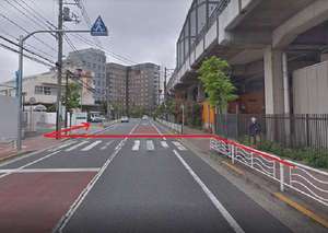 横断歩道を渡って、右折します。