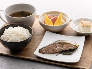 【朝食】鮭の塩焼き定食※季節や仕入れ状況により内容が変更になる場合がございます。