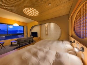 陣屋側洋室-居間。大窓からは高山陣屋と飛騨を囲む山並みの眺めを楽しめます。
