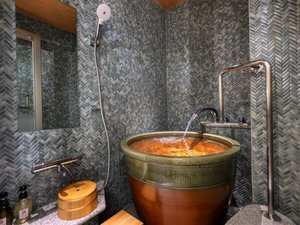 陣屋側洋室-浴室。近代的なタイルに信楽焼の浴槽。不思議と居心地がよいものです。