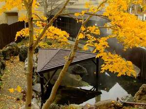 紅葉を楽しめる秋の露天風呂♪