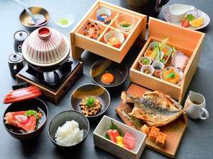 【朝食】干物や自家製鍋蒸しにたくさんの小鉢。1日のスタートの活力に。