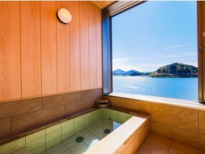 【レイクビュー1日3組限定◆展望湖面棟】離れ客室の展望風呂からゆったりと美しい湖を望む…