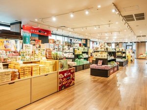 【売店(亀の井ショップ)】地元のお土産や工芸品まで幅広く取り揃えております!