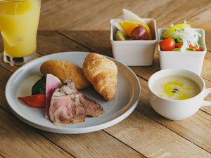 千葉県産若潮牛のローストビーフと、地場野菜・果物を使った朝食ビュッフェをご用意します。