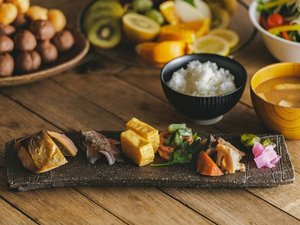 千葉県産若潮牛のローストビーフと、地場野菜・果物を使った朝食ビュッフェをご用意します。
