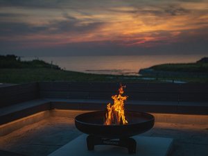 海が染まるサンセットタイム。ファイヤーピットで火を囲み、記憶に残る夜に。