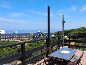 BBQテラスからホテル棟を臨む。向こうには太平洋が見えます。