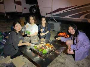 トレーラハウスの横でBBQ!