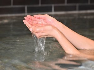 人工光明石温泉 自然界に存在する天然鉱石のなかで、最もイオン化作用の強いとされる薬石『光明石』