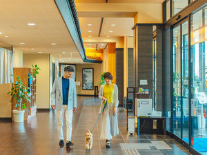 【ロビー】館内のご移動はリード着用をお願いしております。