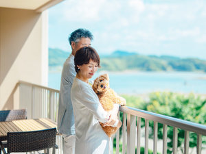 【エグゼクティブツイン(ブラウン)】バルコニーからペットと一緒に絶景を楽しみながら、リラックス。