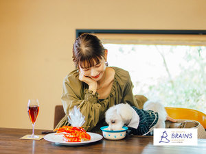 【レストラン カメリア】ペット用のクッションもございますので、同じテーブルでお食事いただけます。