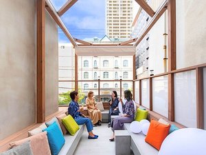 ルーフトップテラス/ラウンジにてご用意のビールやおつまみを屋外で楽しめます。(利用時間13:00〜22:00)