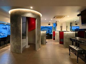 ラウンジ/ビールやワイン、コーヒー類からケーキ等、ご自由にお楽しみ頂けます。(利用時間13:00〜22:00)