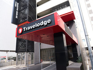外観:赤と黒の建物、Travelodgeを目印にしてください