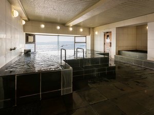 【男性展望風呂】相模湾が一望。海との距離間と相模湾を一望できる眺望が自慢です。