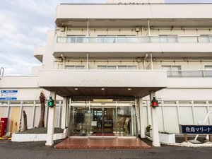 ホテルエントランスの左右にはマリーナの航海灯をイメージした外灯が灯ります。