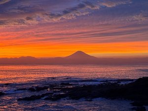 佐島マリーナホテルからの夕景。相模湾に映える夕焼けが美しい、1日でいちばん心和む時間です。