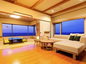 海一望の特別室301露天風呂付リビング和洋室(リビングにはゆったりとしたソファ)